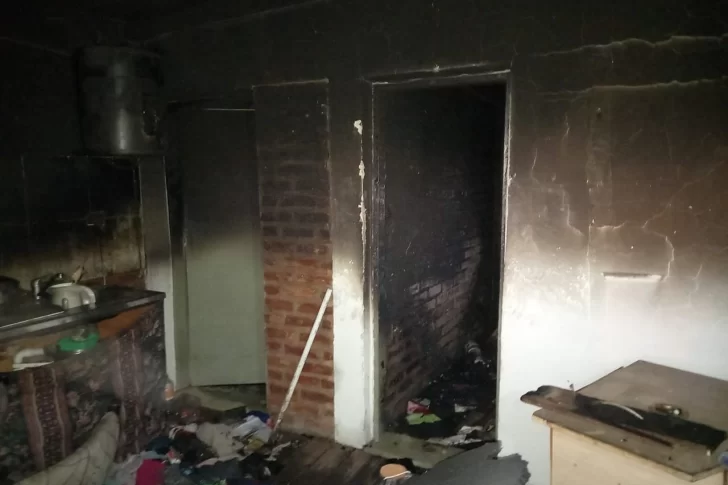 Denunció que su expareja la sorprendió, la ató, la golpeó salvajemente e incendió su casa