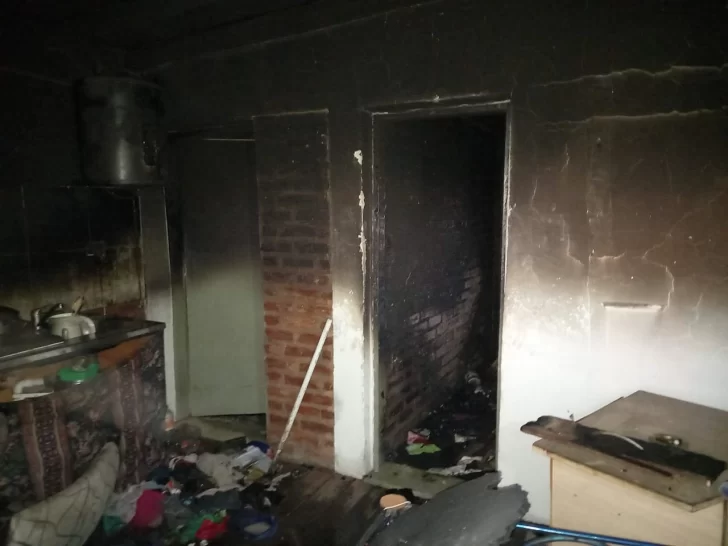 Denunció que su expareja la sorprendió, la ató, la golpeó salvajemente e incendió su casa