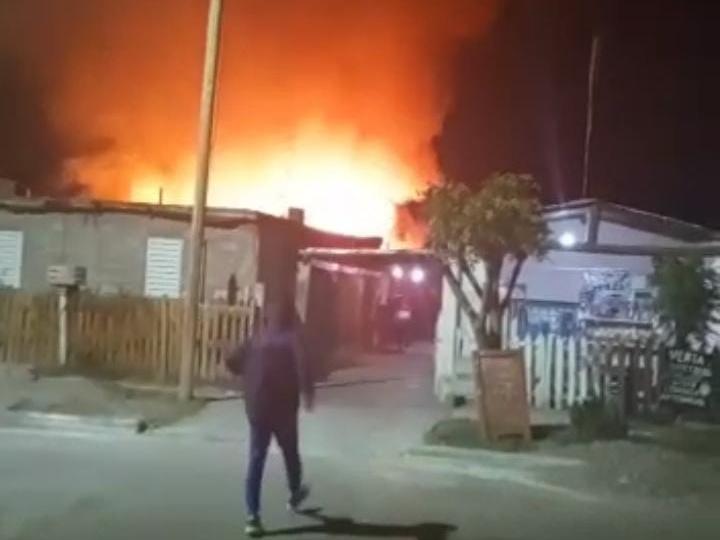 Una moto que estaba en el interior de una vivienda perdía nafta y generó un voraz incendio