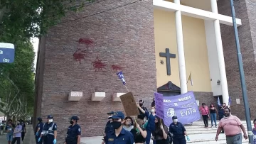 Buscan en las cámaras del Cisem a quienes tiraron pintura en la Catedral y el Cavig