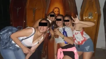 Imágenes fuertes: hicieron una fiesta clandestina en un cementerio y se sacaron fotos con los ataúdes