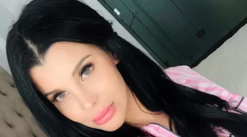 El look “total white” de Charlotte Caniggia en la cama