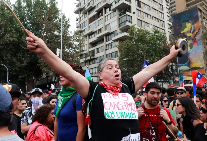 Una multitud se volcó a las calles de Santiago y luego declararon otro toque de queda