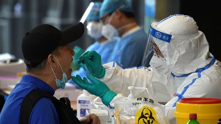 China registra mayor cifra de casos de coronavirus en 7 meses por la variante Delta