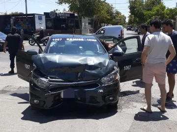 Un aparatoso choque en Capital destrozó la trompa de un remis