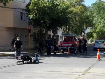 Dos hombres tuvieron que ser hospitalizados tras chocar con una dotación de Bomberos