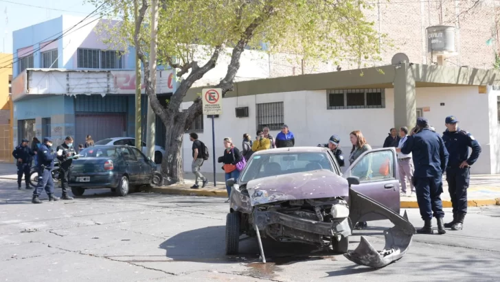 Fuerte choque en una esquina céntrica de recurrentes accidentes: una mujer embarazada sufrió serias heridas