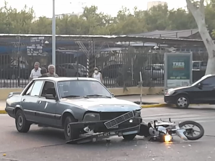 Motociclista fue hospitalizado tras chocar con un auto en pleno microcentro