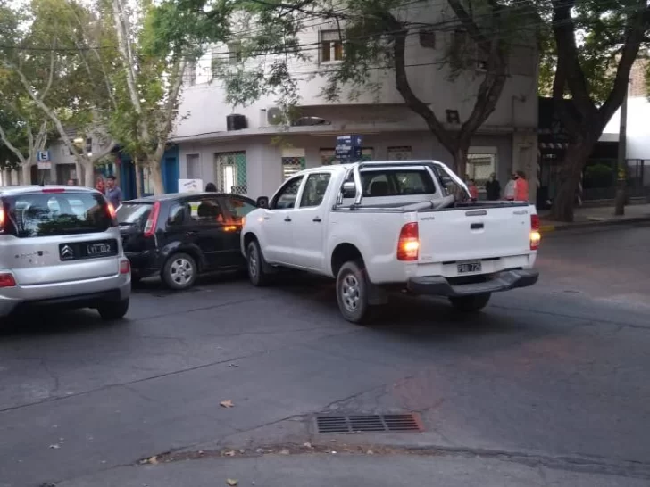 Un fuerte choque se produjo en una esquina céntrica sin semáforos