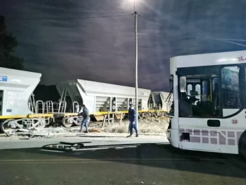 Otra vez un colectivo chocó con un tren: atendieron a los 25 pasajeros y hospitalizaron al chofer