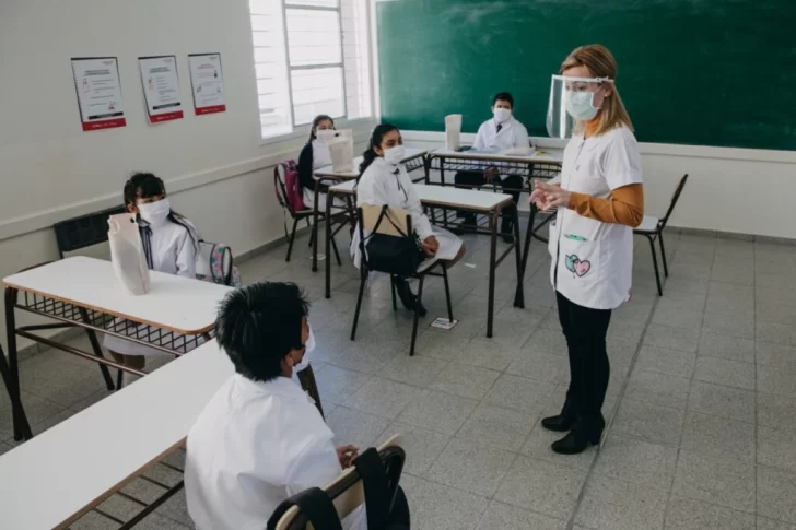 “Las clases presenciales deben continuar y suspenderse en los departamentos más afectados”