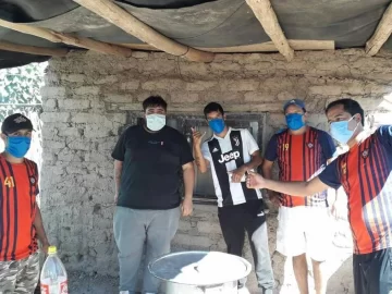 Unidos por el fútbol desde la cuna, ahora les llevan un plato de comida a quienes lo necesitan