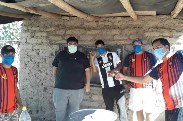 Unidos por el fútbol desde la cuna, ahora les llevan un plato de comida a quienes lo necesitan