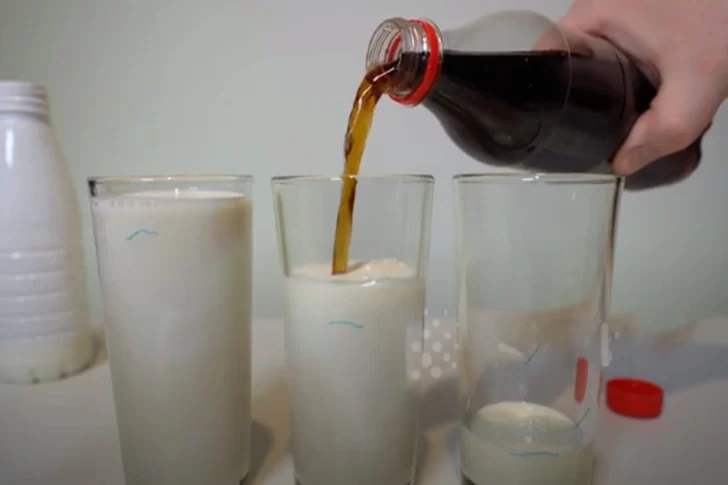 Mezclar leche con gaseosa, el resultado que es furor en las redes