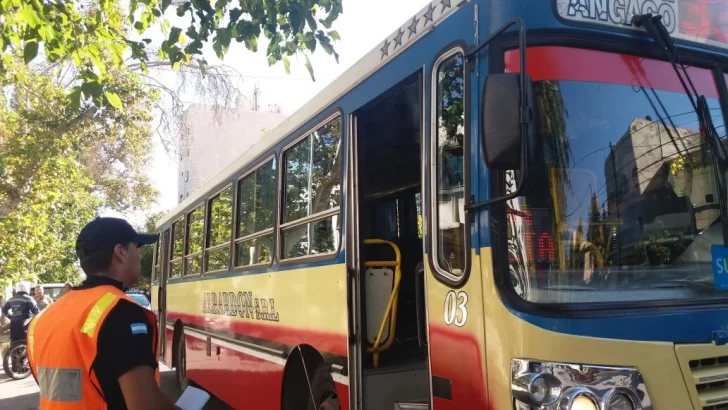 Apuñalaron a un colectivero y le dejaron un cuchillo clavado en el rostro