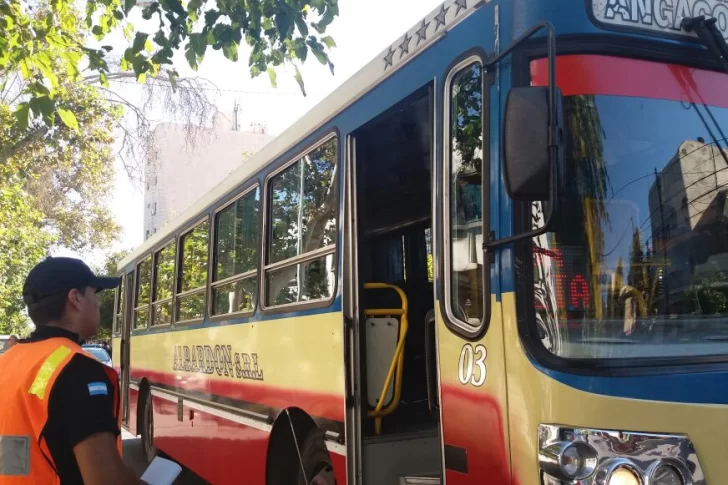 Apuñalaron a un colectivero y le dejaron un cuchillo clavado en el rostro