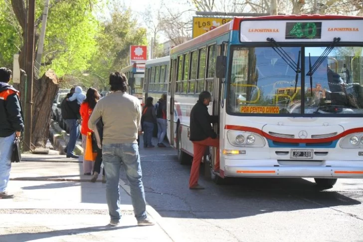 Choferes de micros amenazan con un paro si les descuentan dos días no trabajados