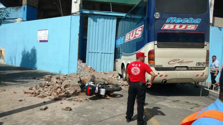 El colectivo de Unión derribó una pared del estadio de Belgrano y lesionó a un policía