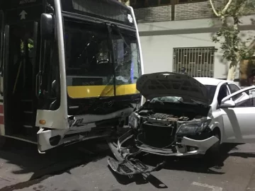 Fuerte impacto entre un colectivo y un auto en el centro sanjuanino