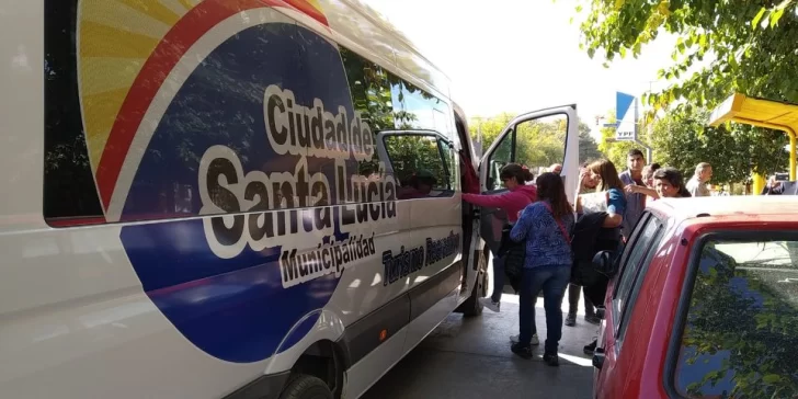 Santa Lucía: una combi acerca a los vecinos de Alto de Sierra a las paradas de colectivo