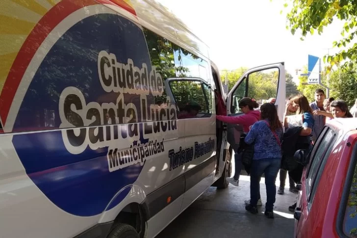 Santa Lucía: una combi acerca a los vecinos de Alto de Sierra a las paradas de colectivo