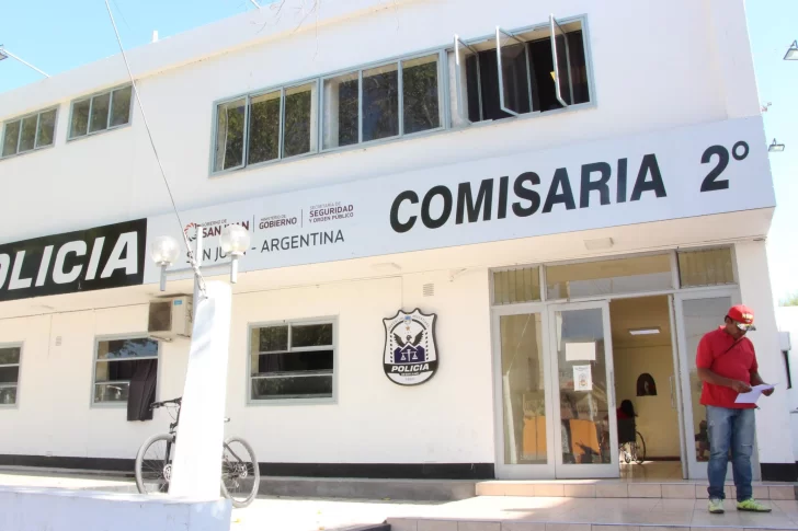 Persona con retraso mental entró a una escuela y robó una cartera