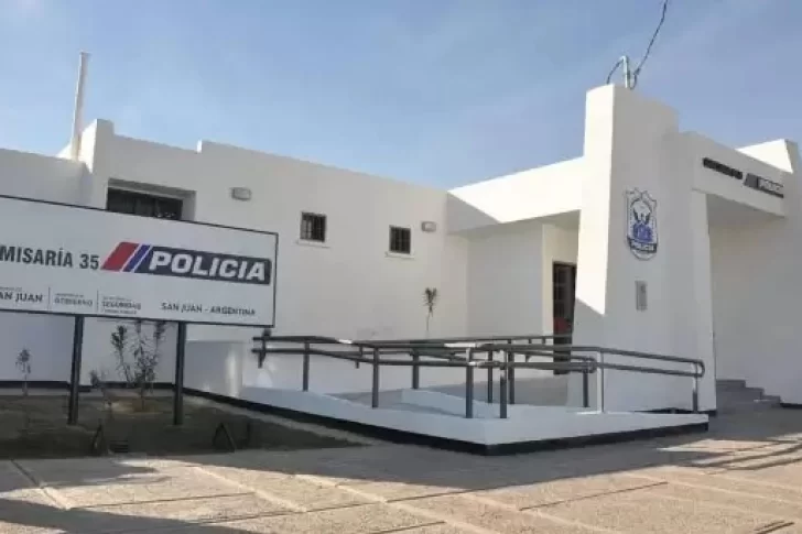 Rompió la ventanilla de un patrullero, sustrajo una escopeta y asaltó a una mujer