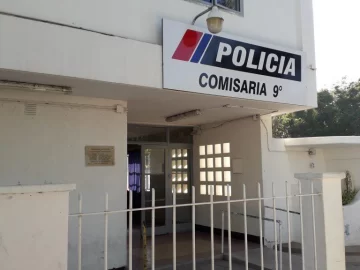 Lo amenazaron con un cuchillo al llegar a su casa para robarle 3 mil pesos y un celular