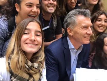 Alumnos sanjuaninos visitaron la Casa Rosada y fueron sorprendidos por Macri