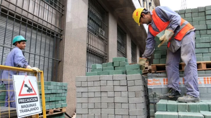 La economía mostró un tibio avance mensual en agosto, y acumuló una caída de 3,1% en el año