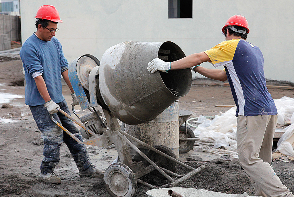 La industria recortó su caída en junio al 6,6% y la construcción al 14,8%