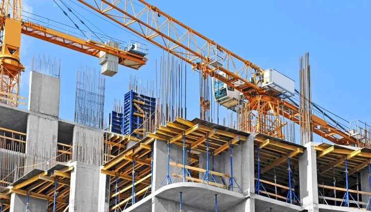 En marzo, la construcción cayó un 46,8% y la industria bajó un 17%