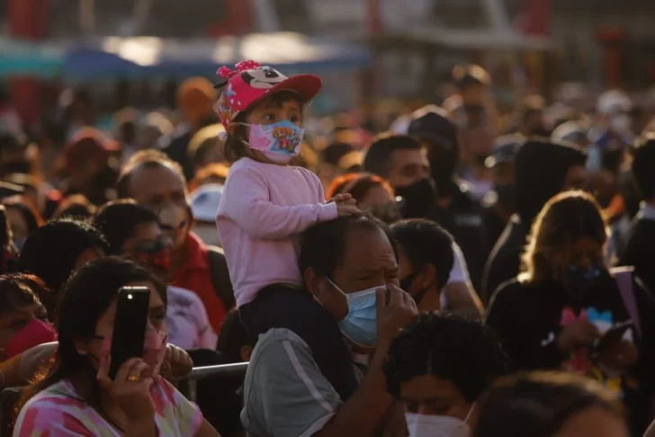 México supera los 300.000 muertos por Covid, suspende vuelos y autoriza pastilla de Merck