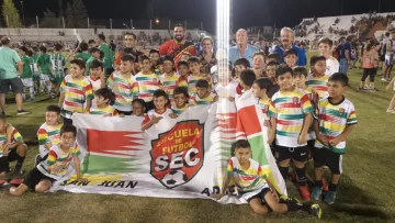 Terminó el Mundialito y los ganadores alzaron con orgullo sus copas y medallas