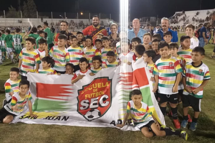 Terminó el Mundialito y los ganadores alzaron con orgullo sus copas y medallas