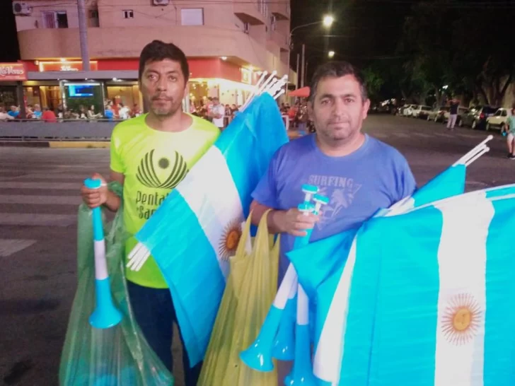 Banderas y cornetas, lo que se vende como pan caliente