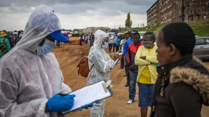 Sudáfrica: identificaron otra variante hipercontagiosa de coronavirus