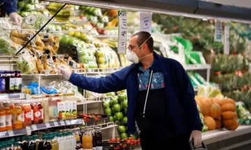 Dos provincias limitaron los días para ir a supermercados y una impuso que todos sus habitantes usen barbijos