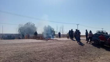 Vecinos cortaron la Ruta 153 para reclamar por la falta de agua desde hace una semana