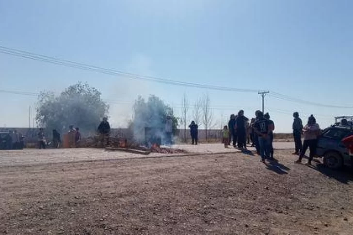 Vecinos cortaron la Ruta 153 para reclamar por la falta de agua desde hace una semana