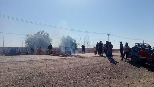 Vecinos cortaron la Ruta 153 para reclamar por la falta de agua desde hace una semana