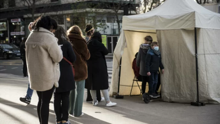 Francia cierra boliches por la suma de casos de coronavirus por la variante Ómicron