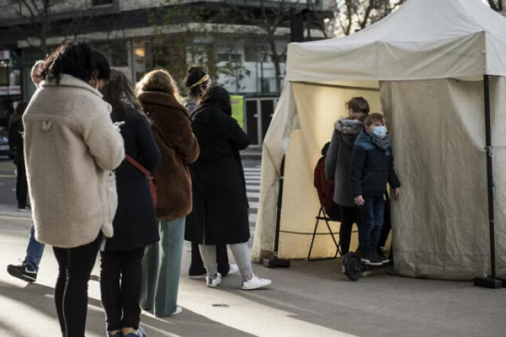 Francia cierra boliches por la suma de casos de coronavirus por la variante Ómicron