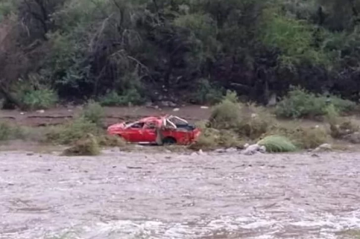 Valle Fértil: creció el río y se llevó la camioneta de un grupo de turistas