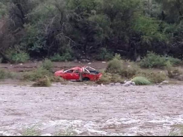 Valle Fértil: creció el río y se llevó la camioneta de un grupo de turistas