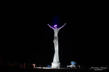 Tras un importante operativo, alzaron la escultura del Cristo de 27 metros de altura