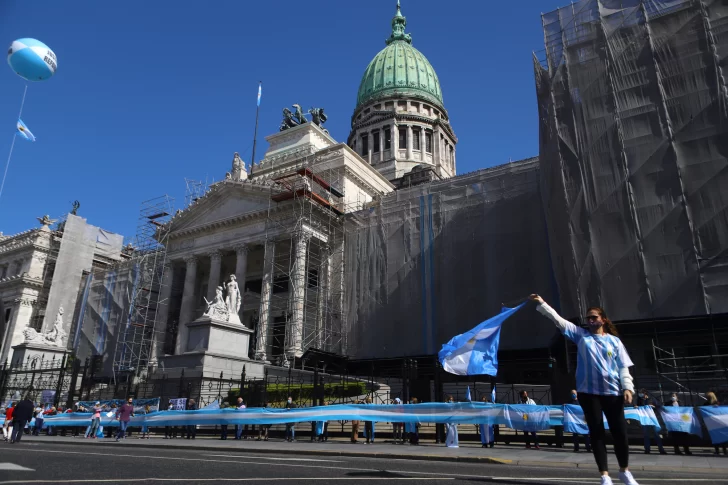 Impuesto a ricos y reforma judicial, aplazados a octubre