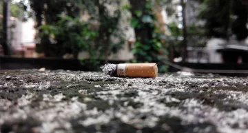 Aplicarán multas de hasta $15 mil a quienes arrojen colillas de cigarrillo en las calles porteñas