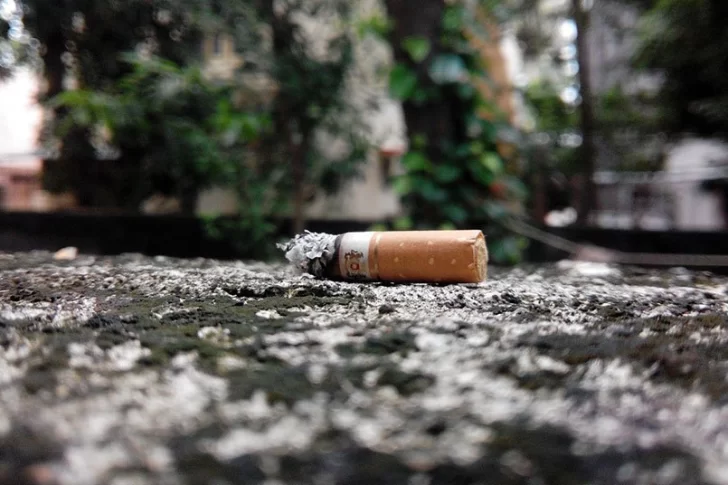Aplicarán multas de hasta $15 mil a quienes arrojen colillas de cigarrillo en las calles porteñas