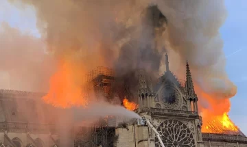 Las llamas consumen la imponente catedral de Notre Dame